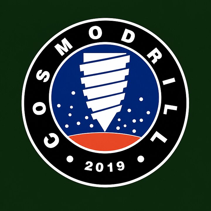 Logotyp koła naukowego cosmodrill, ikonografika świdra stykająca się z powierzchnią czerwonej planety, w tle gwieździste niebieskie niebo