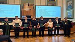 Uroczysta inauguracja roku akademickiego 2026/2027 na Wydziale Wiertnictwa, Nafty i Gazu AGH. Na zdjęciu sześcioro studentów pierwszego roku trzymających zielone teczki z logo AGH po złożeniu ślubowania akademickiego. Po lewej stronie stoi Prorektor ds. Współpracy AGH, prof. dr hab. inż. Rafał Wiśniowski, a po prawej Dziekan Wydziału Wiertnictwa, Nafty i Gazu, prof. dr hab. inż. Mariusz Łaciak. W tle widoczne są ekrany z tekstem ślubowania studenckiego.