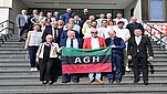Grafika przedstawiająca pracowników WWNiG AGH oraz RGN Zagreb na schodach przed Uniwersytetem Technicznym w Zagrzebiu. W sumie grupa około 40 osób