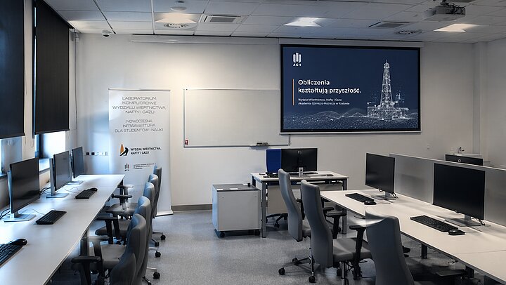 Widok nowoczesnego laboratorium komputerowego WWNiG