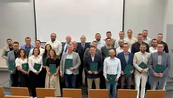Grupa absolwentów Studium podyplomowego "Wiertnictwo". Zdjecie pozowane w sali amfiteatralnej WWNiG