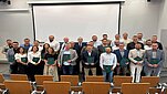 Grupa absolwentów Studium podyplomowego "Wiertnictwo". Zdjecie pozowane w sali amfiteatralnej WWNiG