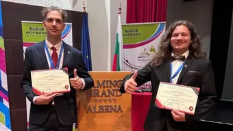 Studenci WWNiG oparci o mównicę na Konferencji SGEM w Albenie/Bulgaria. Widoczne postacie studentów (widok do pasa) trzymających dyplomy za uczestnictwo w tym wydarzeniu.